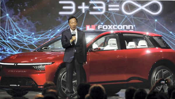 iPhone बनाने वाली कंपनी Foxconn भारत में बनाएगी कार, CEO ने की चीन से बाहर निकलने की घोषणा
