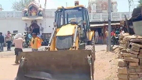 हिजाब विवाद: बुलडोजर वापस लौटा, हथौड़े से तोड़ रहे गंगा-जमना की अवैध इमारत