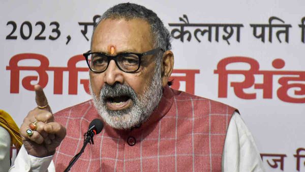 'गोडसे भारत के सपूत, मुगल आक्रमणकारियों की तरह नहीं', ओवैसी पर केंद्रीय मंत्री गिरिराज सिंह का अटैक