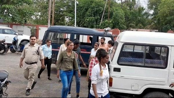 गुजरात-राजस्थान की युवतियां सागर-दमोह में कर रहीं अवैध वसूली, पुलिस को देख लगाई दौड़, पकड़ाई