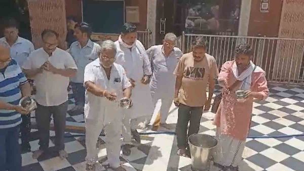 Hapur News: हापुड़ के प्राचीन चंडी मंदिर में युवक ने पढ़ी 'नमाज', हंगामे के बाद परिसर को गंगा जल से धोया