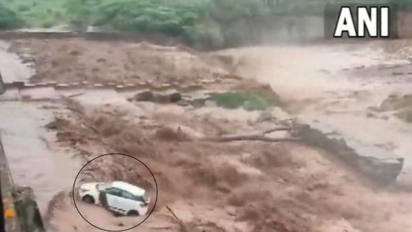 हरियाणा: नदी में आए पानी के उफान से कार के साथ बही महिला, लोगों ने बचाई जान, VIDEO