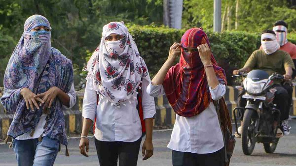 झुलसा देने वाली गर्मी के बीच यूपी के 22 जिलों में लू की चेतावनी, झांसी में पारा 45.1 डिग्री तक पहुंचा