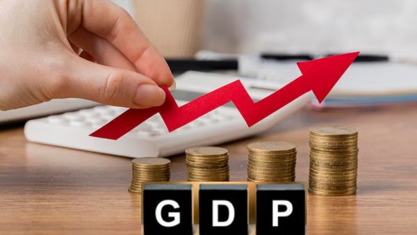 इकोनॉमी के मोर्चे पर राहत की खबर, Fitch ने बढ़ाया भारत की GDP का अनुमान