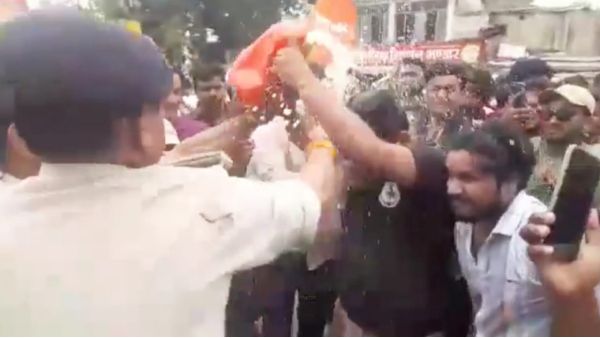 Video: पुलिस के डर से हिस्ट्रीशीटर ने बदला भगवा रंग, हाथ में झंडा लेकर लगाया तिलक, सिपाहियों ने ऐसे उतारा भूत