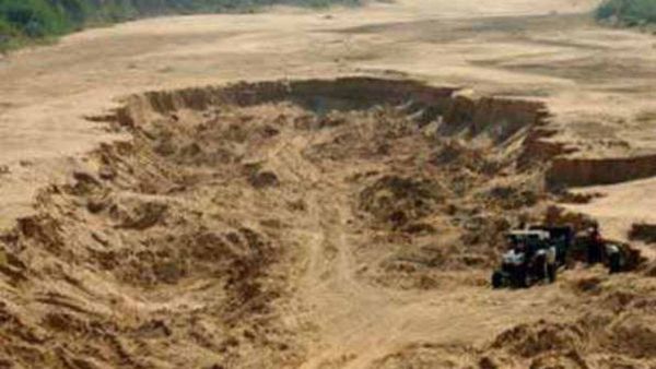 Karnataka: अवैध रेत खनन कर ले जा रहे ट्रैक्‍टर को रोकने पर कांस्‍टेबल पर चढ़ाई गाड़ी, कुचलने से हुई मौत