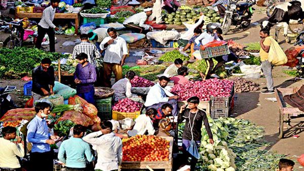 Inflation की मार? टमाटर 100 पार, अदरक 200, नींबू-मिर्च ने भी छुड़ाए पसीने, जानिए कीमतों में उछाल के कारण