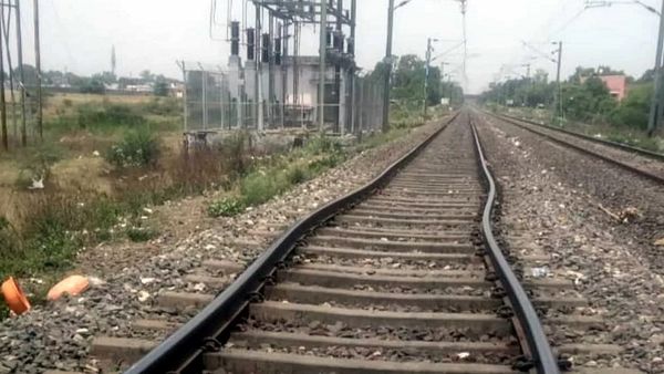 MP में क्या लोहा पिघलने जैसे पड़ रही गर्मी? टेड़ी-मेड़ी होगी गईं रेल पटरियां, रोकना पड़ी ट्रेनें