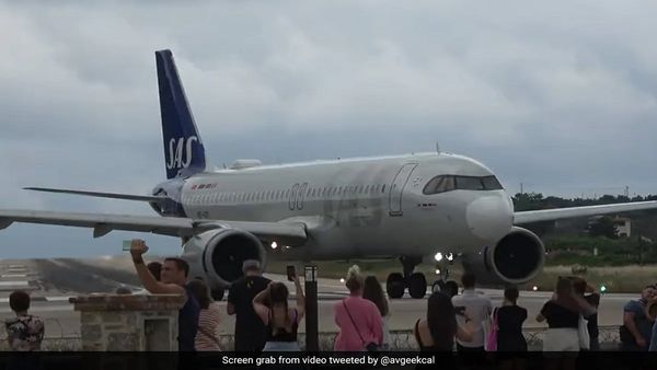 Jet Blast Video: जेट ब्लास्ट कितना पावरफुल होता है? देखिए ये वायरल वीडियो