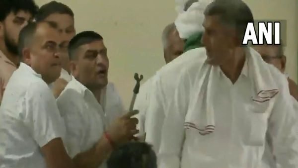 VIDEO: कुरुक्षेत्र में पहलवानों के लिए बुलाई गई खाप पंचायत में आपस में भिड़े सदस्य, जमकर किया हंगामा