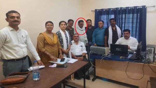 लोकायुक्त ने उतरवाई भ्रष्ट पटवारी की पेंट, जब्त कर ले गई टीम