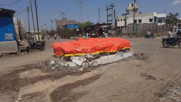 Maharashtra: ओवैसी के विधायक ने बीच सड़क बनवाया टीपू सुल्तान का स्मारक, अब चला सरकारी बुलडोजर