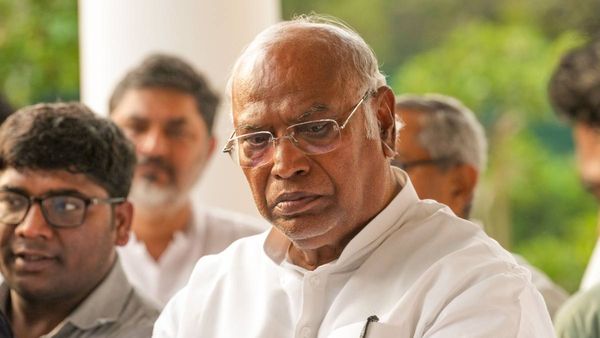 'पीएम मोदी से पूछने हैं कई सवाल, ये वक्त पीड़ितों का साथ देने का', टीवी डिबेट से बहिष्कार पर खड़गे