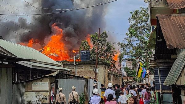 Manipur Violence: भाजपा कार्यालय में उपद्रवियों ने जमकर की तोड़फोड़, सेना ने किया फ्लैग मार्च