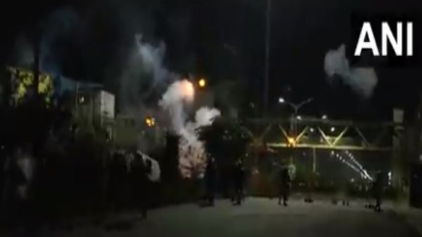 Manipur volence: भाजपा कार्यालय पर जुटी भीड़ को तितर-बितर करने के लिए चलाए गए आंंसू गैस के गोले