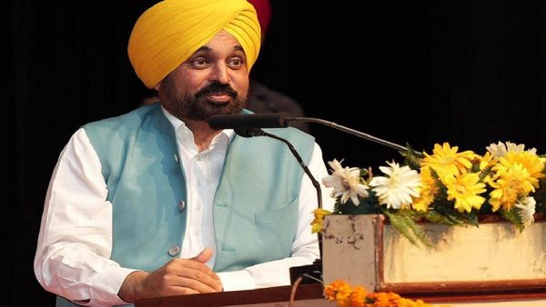 पंजाब: भगवंत मान ने डिप्टी कमिश्नर पूनमदीप कौर की पुस्तक 'पहुंच' को किया लॉन्च