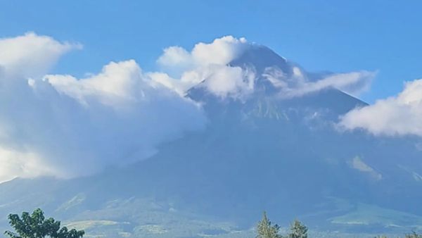Mayon Volcano: किसानों के लिए आफत बनकर आता है ये ज्वालामुखी, 187 साल पहले पूरा गांव कर चुका दफन
