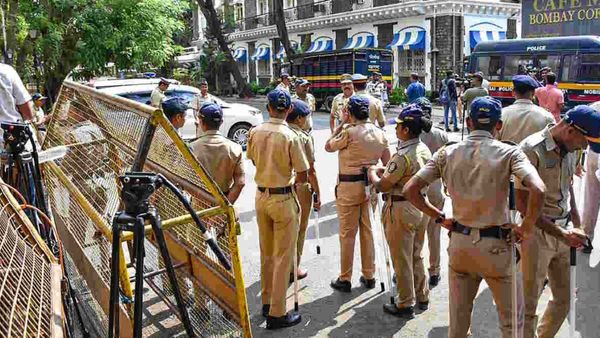 Maharashtra News: पुलिस को दी मुंबई को उड़ाने की धमकी, मचा हड़कंप, जांच में हुआ ये खुलासा