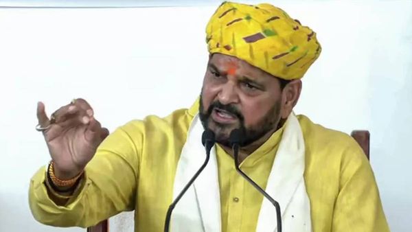बृजभूषण शरण सिंह के ख़िलाफ़ दर्ज एफ़आईआर हमें क्या बताती है?