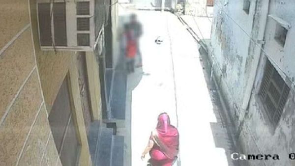 UP: स्कूल से घर लौट रही 8वीं की छात्रा के साथ गली में युवक ने कर दिया काम, तलाश में जुटी पुलिस