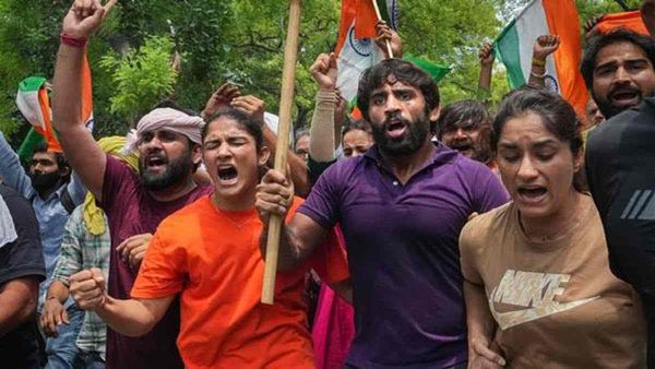 Wrestlers Protest: पहलवानों की डेढ़ घंटे तक अमित शाह से मुलाकात, बृजभूषण सिंह की बढ़ सकती है मुश्किलें