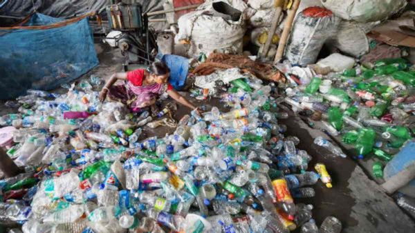Plastic Pollution: कभी नष्ट न होने वाला दैत्य बन चुका है प्लास्टिक