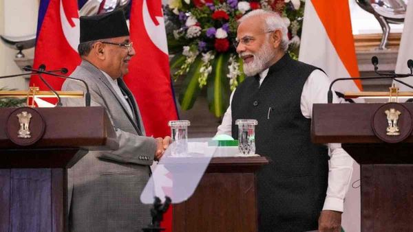 India Nepal Relations: भारत के करीब आए प्रचंड तो नेपाल में मच गया बवाल