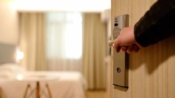 Unpaid Hotel Bills: पांच सितारा होटलों में ठाट-बाट से रहे, लाखों का बिल बिना चुकाए भाग गये