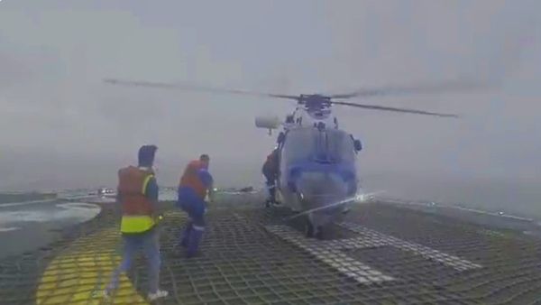 चक्रवात बिपरजॉय के बीच इंडियन कोस्ट गार्ड ने चलाया रेस्क्यू अभियान, वीडियो में नजर आएगा फिल्मी अंदाज