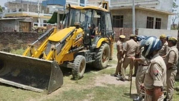 Gorakhpur News: फरार चल रहे माफिया विनोद उपाध्याय की अवैध संपत्ति पर चला जीडीए का बुलडोजर