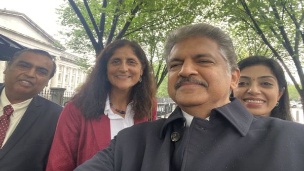 विदेश में अंबानी और महिंद्रा को क्यों बुक करनी पड़ी कैब, सुनीता विलियम्स ने दी लिफ्ट, ट्वीट कर शेयर किया लम्हा