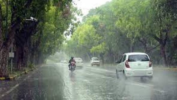 UP Weather Update: यूपी के इन प्रमुख शहरों में आज होगी बारिश, बदला रहेगा मौसम का मिजाज