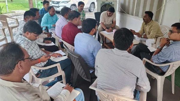 Indore news: मंत्री तुलसी सिलावट ने दिए बिजली अधिकारियों को सख्त निर्देश, समय पर हो समस्या का निराकरण