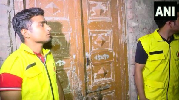 Jamia Nagar Delhi में भाई-बहन के शव बरामद, लकड़ी के बक्से के अंदर मिली डेड बॉडी