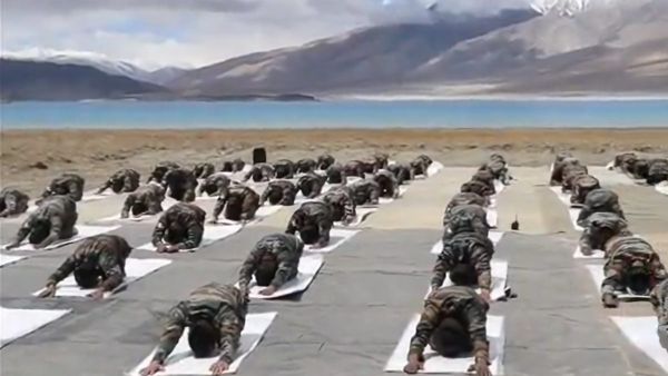 13,862 फीट की ऊंचाई पर सेना के जवानों ने किया पैंगोंग झील के किनारे योग, वीडियो देख उड़ जाएंगे होश