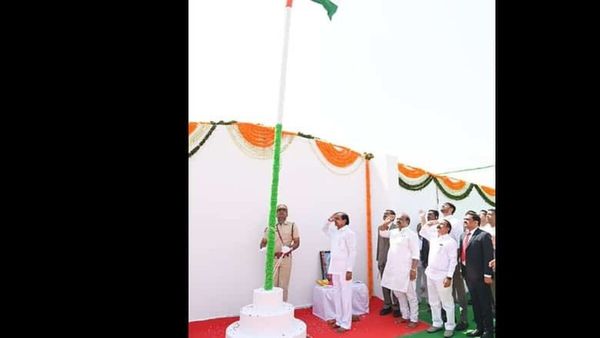 तेलंगाना के सीएम ने ध्वज फहराकर की स्थापना दिवस की शुरुआत