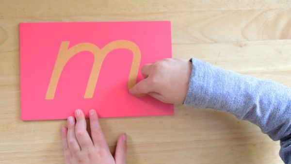 Montessori school में ढाई साल की बच्‍ची की लड़के ने की जमकर पिटाई, ये CCTV फुटेज वायरल हुआ