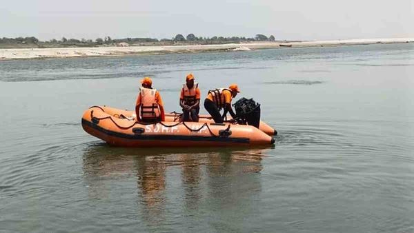 Prayagraj: स्नान करते समय गंगा में डूबे चार किशोर, दो को बचाया..दो चचेरे भाइयों की तलाश जारी