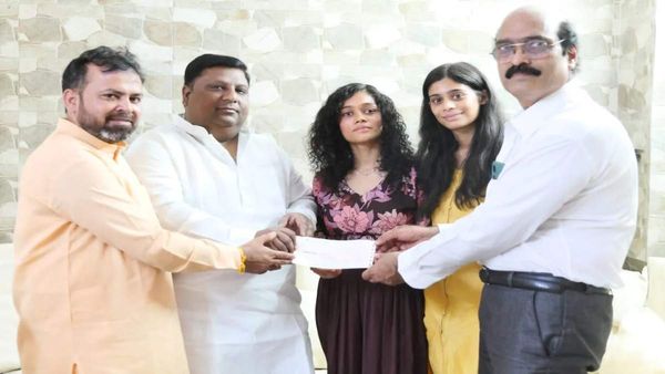 दिल्ली सरकार ने 'कोरोना वॉरियर' डॉ प्रेरणा जैन के परिवार को सौंपी ₹ 1 करोड़ की सम्मान राशि