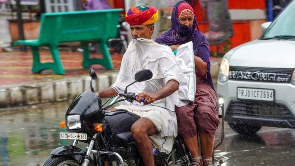Cyclone Biparjoy Updates: जारी है चक्रवाती तूफान का तांडव, राजस्थान में Red Alert, ट्रेनें रद्द