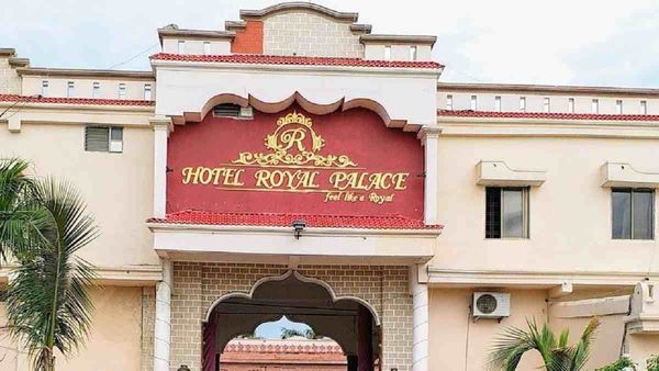 राजस्व मंत्री के परिवार की होटल की बेवसाइड से छेड़छाड़ कर ऑनलाइन ठगी