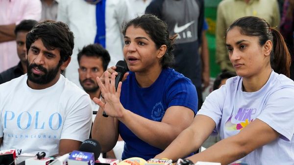 आखिर दिल्ली पुलिस ने बृजभूषण सिंह के खिलाफ पॉक्सो हटाने को क्यों कहा...? क्या है इसपर पहलवानों का पक्ष