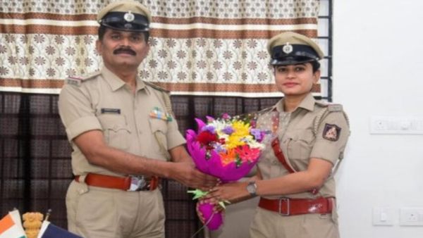 Karnatka Police: 24 साल की बेटी SI BS Varsha पुलिस थाने की इंचार्ज बनकर आई, पिता ने ही सौंपा कार्यभार
