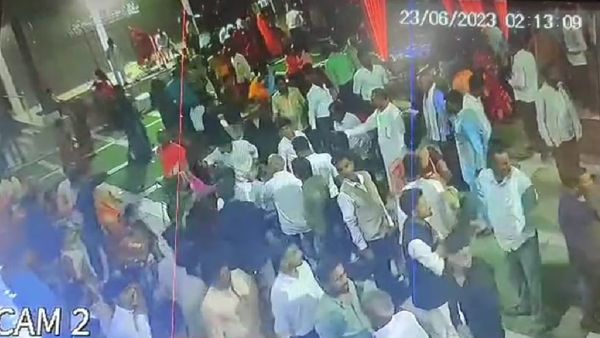 Sidhi News: पहले कोर्ट मैरिज, फिर दूल्हा बनकर रचाने लगा दूसरी शादी, समारोह में पत्नी पहुंची और वरमाला पहनाई