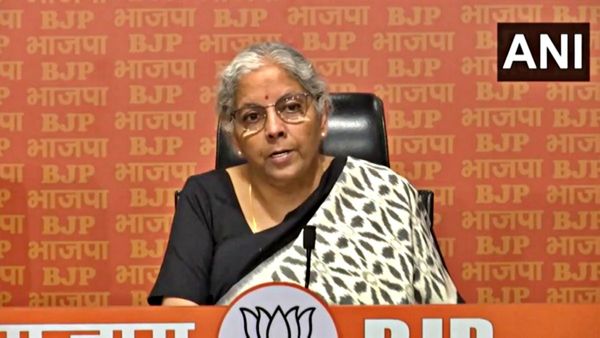 Tomatao Price: निर्मला सीतारमण पर उद्धव गुट का तंज, क्या वित्त मंत्री टमाटर खाती हैं?