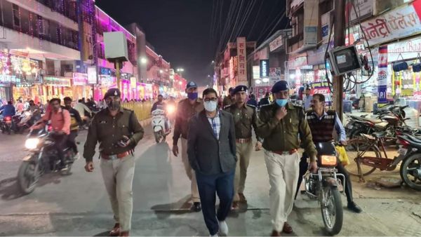 MP: रीवा के Somwari Bazar में बिकते हैं सबसे सस्ते कपड़े, 100 रुपये में टॉप तो 200 रुपये में मिल जाती है जींस