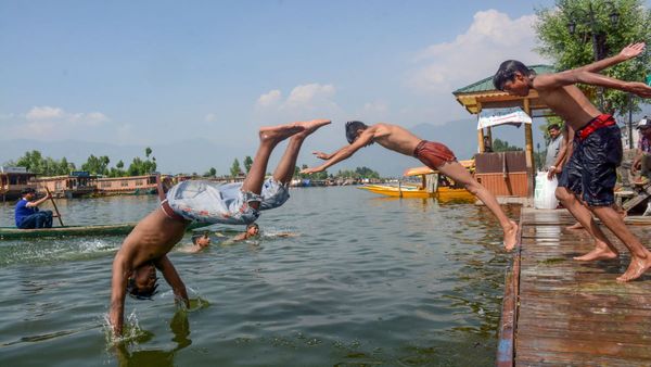 कश्मीर में गर्मी ने मचाया हाहाकार, श्रीनगर में 5 साल बाद 35 डिग्री पहुंचा तापमान