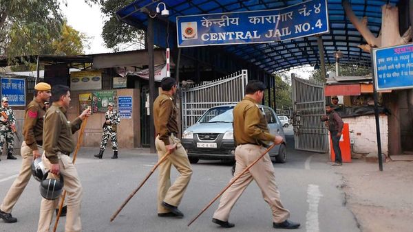 तिहाड़ जेल में कैदियों का बवाल, छापेमारी के दौरान 20 कैदी ने खुद को किया घायल, मोबाइल और सुआ बरामद