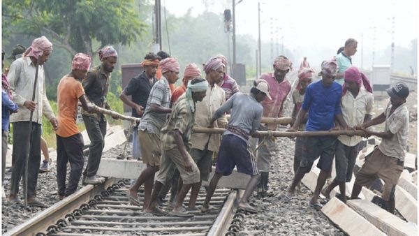 Fact Check: सोशल मीडिया पर वायरल पोस्ट में दावा, रेल हादसे के बाद मुस्लिम अधिकारी मौके से भाग गया, जानिए सच 