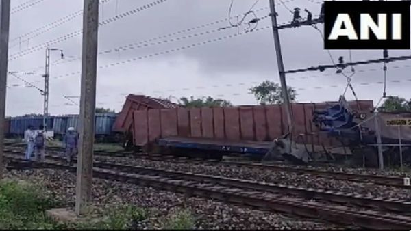 Train Accident: पश्चिम बंगाल में दो मालगाड़ियों की टक्कर, 12 डिब्बे पटरी से उतरे